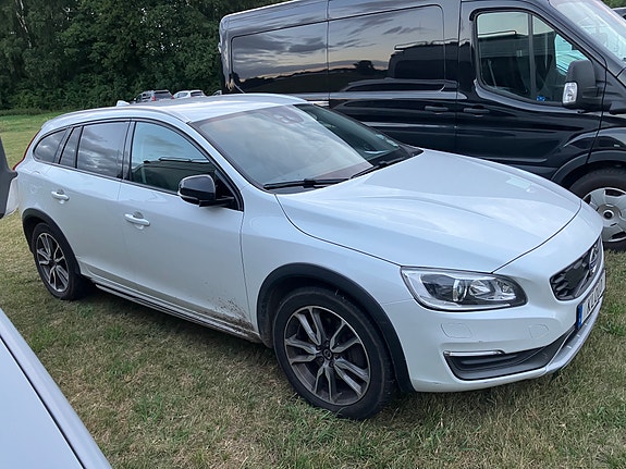 Volvo V60 Cross Country 2 of 11
