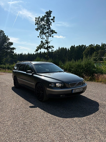 Volvo V70 2 of 6
