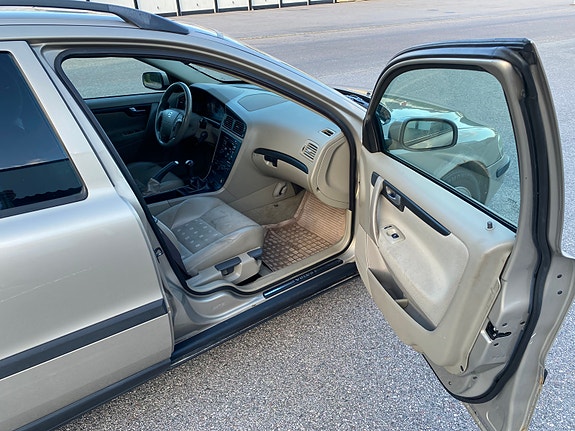Volvo V70 9 of 12