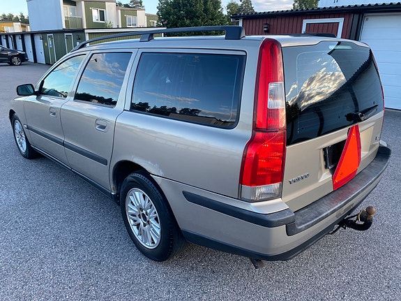 Volvo V70 4 of 12