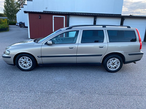 Volvo V70 3 of 12