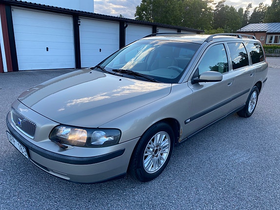 Volvo V70 2 of 12