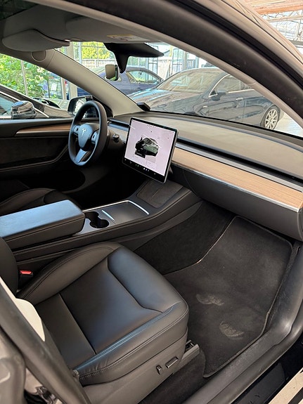 Tesla Model Y 5 of 8
