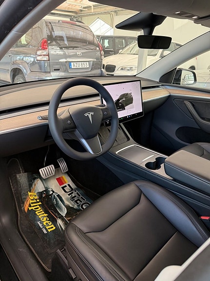 Tesla Model Y 4 of 8