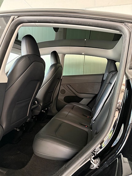 Tesla Model Y 6 of 8