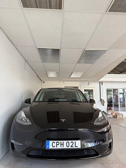 Tesla Model Y 7 of 8