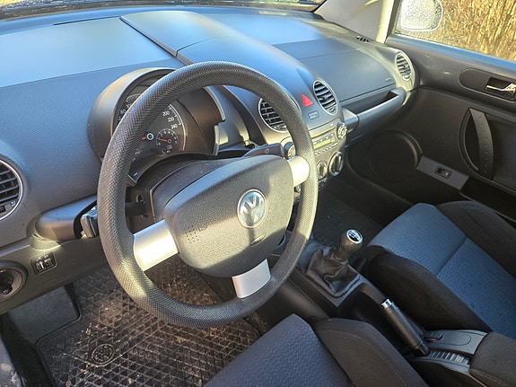 Volkswagen New Beetle 6 of 9