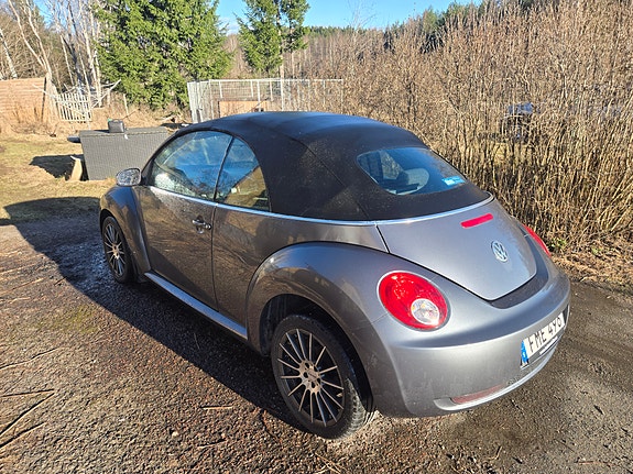 Volkswagen New Beetle 9 of 9