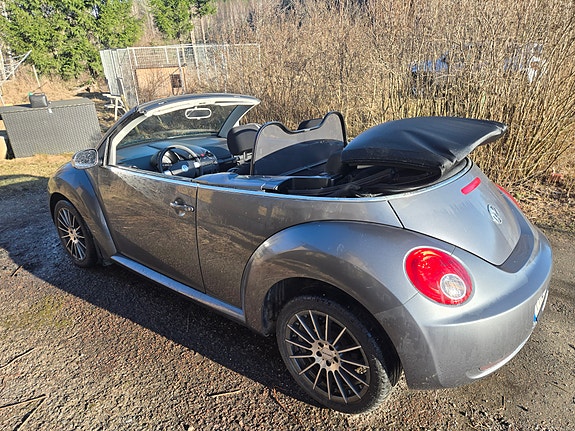 Volkswagen New Beetle 3 of 9