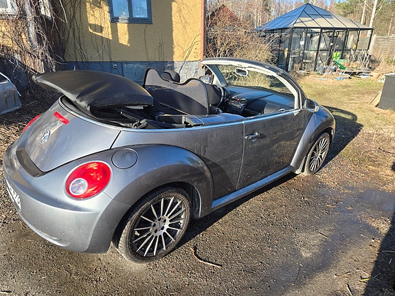 Volkswagen New Beetle 2 of 9
