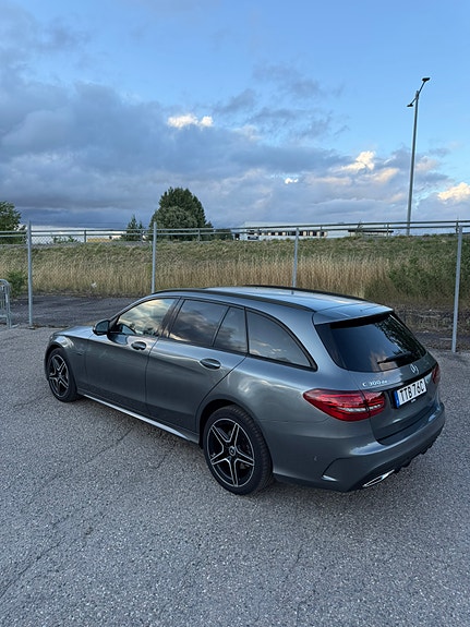 Mercedes-Benz C300 2 of 7