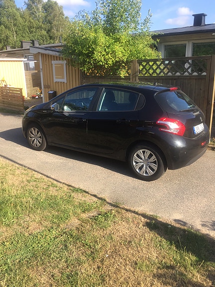 Peugeot 208 2 of 3