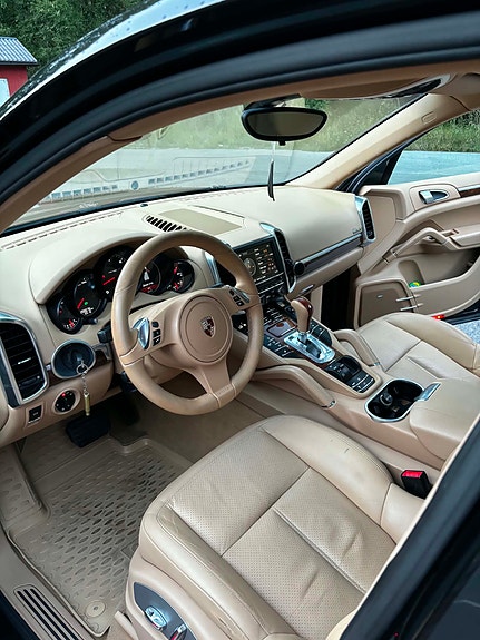 Porsche Cayenne 8 of 12