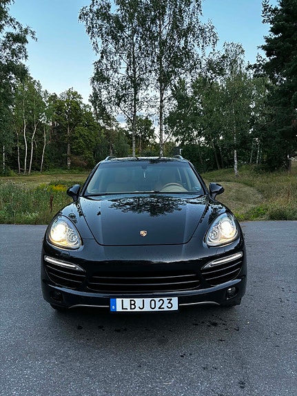 Porsche Cayenne 2 of 12