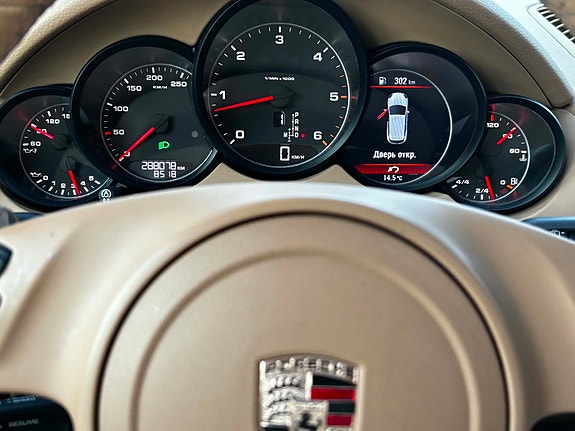 Porsche Cayenne 9 of 12