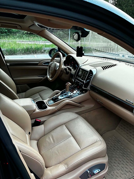 Porsche Cayenne 11 of 12