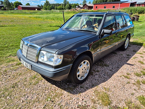 Mercedes-Benz 300 TE 2 of 8