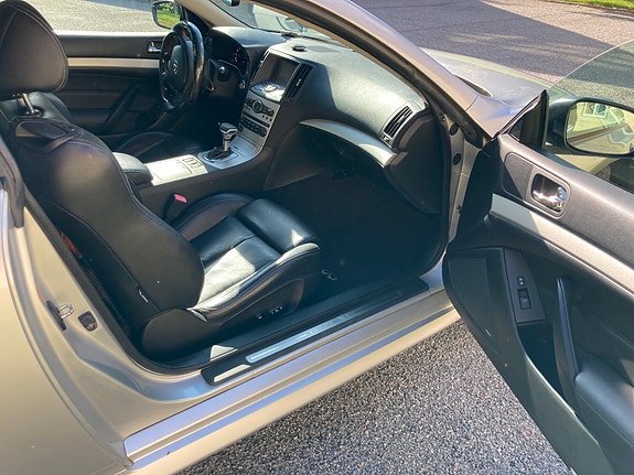 Infiniti G37 3 of 9