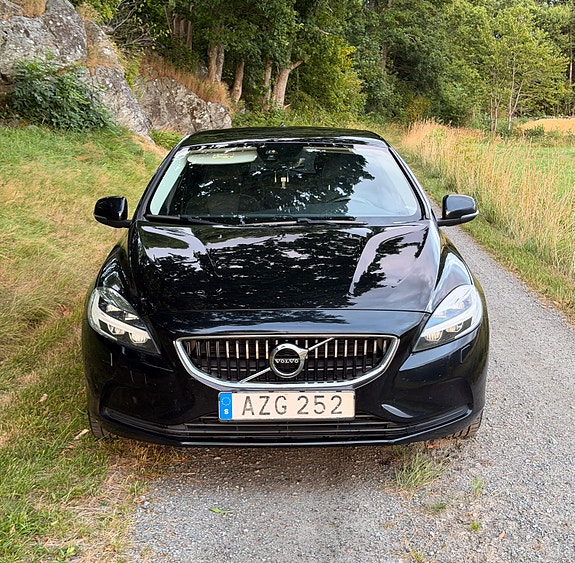 Volvo V40 2 of 10