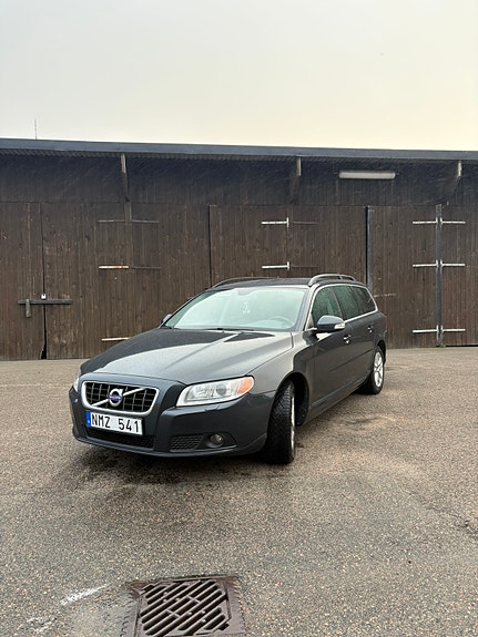 Volvo V70 2 of 11