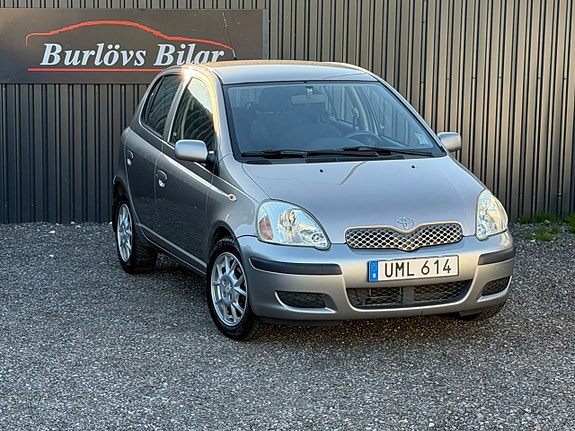 Toyota Yaris 2 of 8