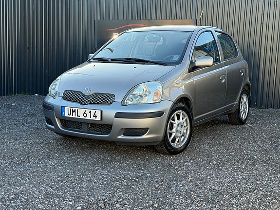 Toyota Yaris 3 of 8