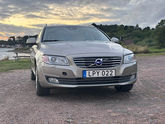 Volvo V70 2 of 15