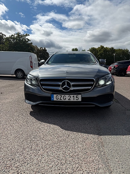 Mercedes-Benz E220 3 of 12