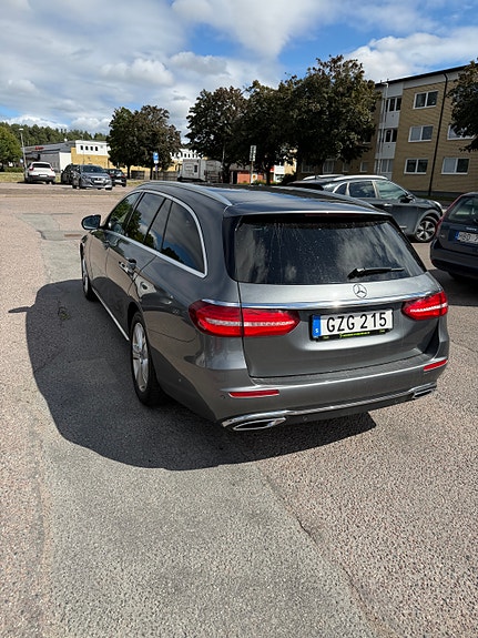 Mercedes-Benz E220 2 of 12