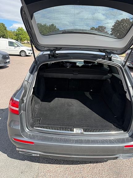 Mercedes-Benz E220 9 of 12