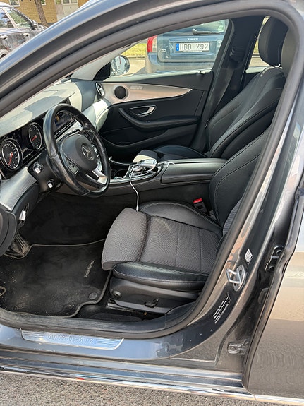 Mercedes-Benz E220 5 of 12