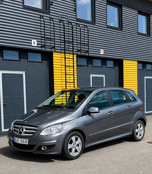 Mercedes-Benz B180