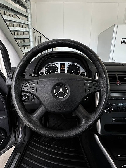 Mercedes-Benz B180 3 of 5