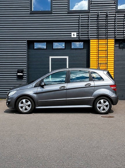 Mercedes-Benz B180 2 of 5