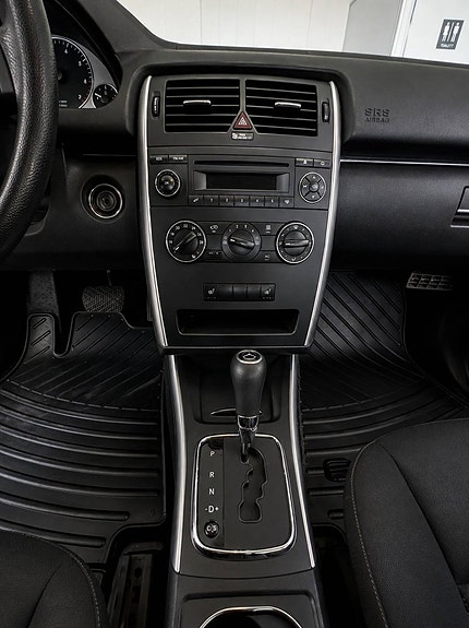 Mercedes-Benz B180 4 of 5