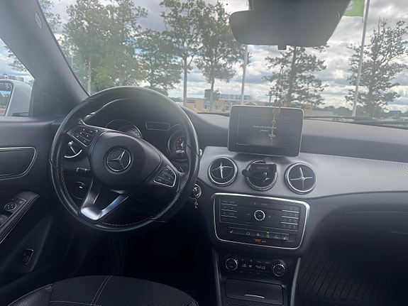 Mercedes-Benz CLA220 4 of 9