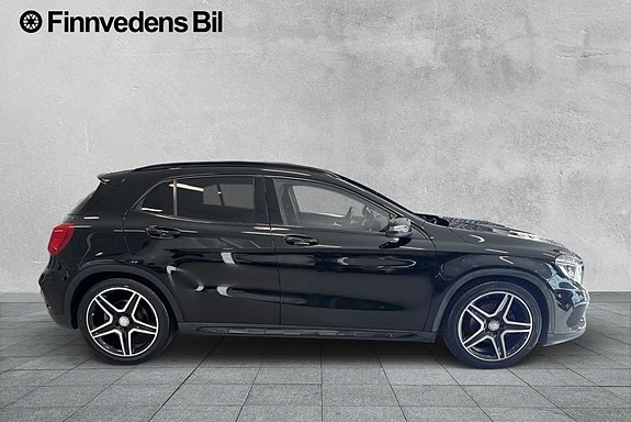 Mercedes-Benz GLA 200 2 of 9