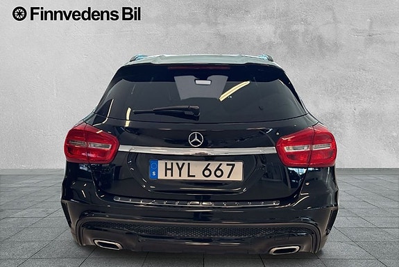 Mercedes-Benz GLA 200 4 of 9