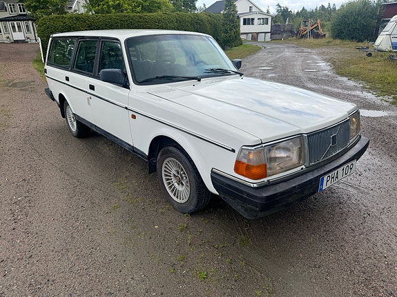 Volvo 240 2 of 8