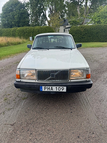 Volvo 240 3 of 8