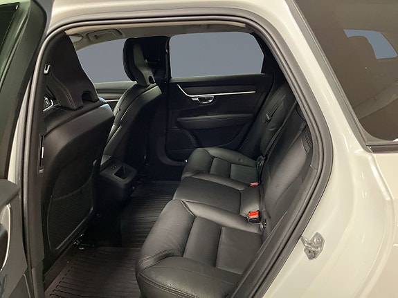 Volvo V90 Cross Country 8 of 12