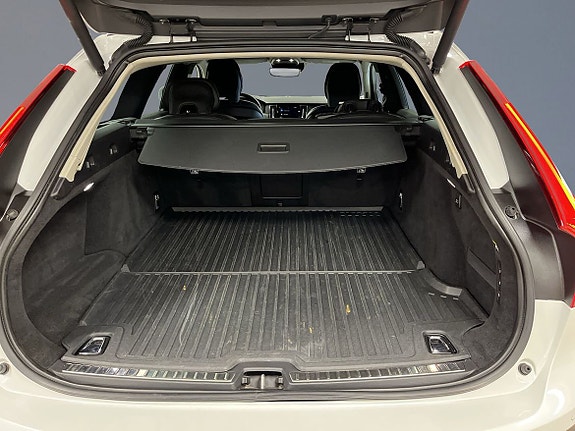 Volvo V90 Cross Country 9 of 12