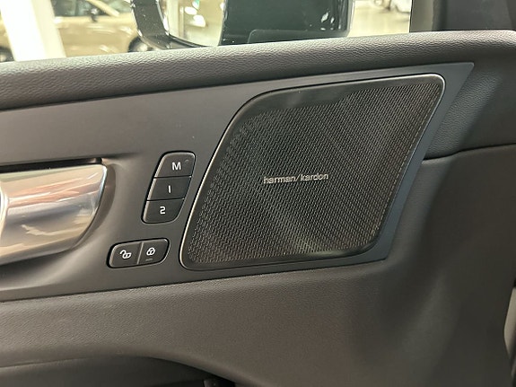 Volvo XC60 12 of 16