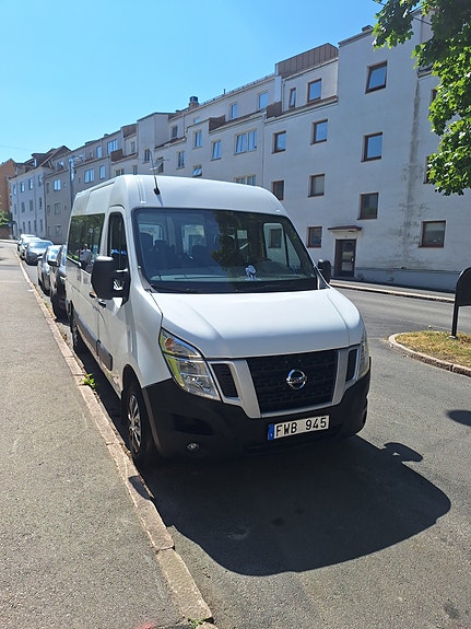 Nissan NV400 2 of 6