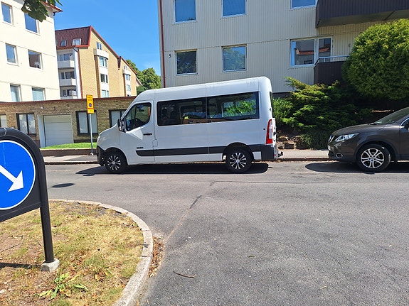 Nissan NV400 3 of 6