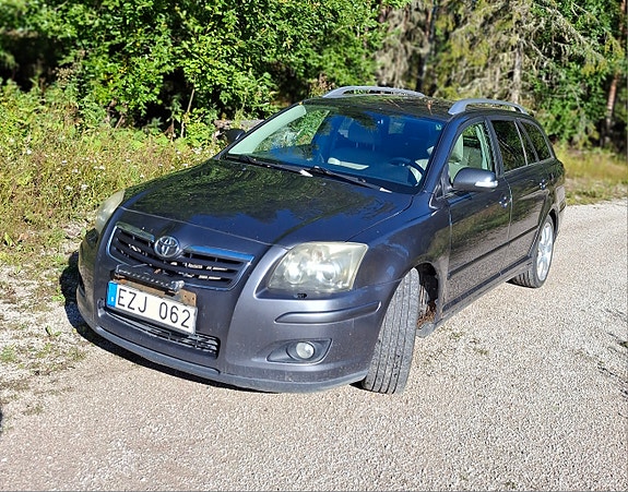 Toyota Avensis 2 of 7
