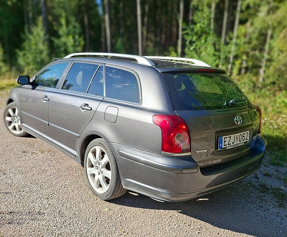 Toyota Avensis 4 of 7