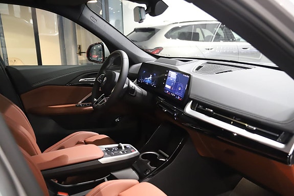 BMW iX1 3 of 13