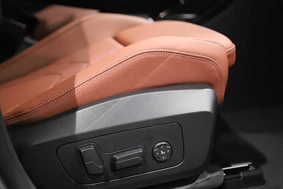 BMW iX1 9 of 13