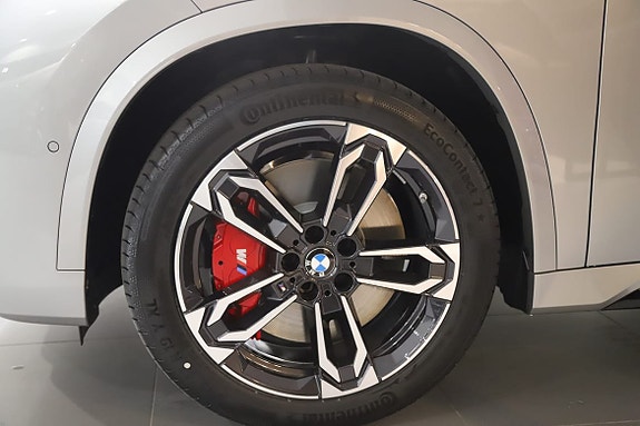 BMW iX1 7 of 13